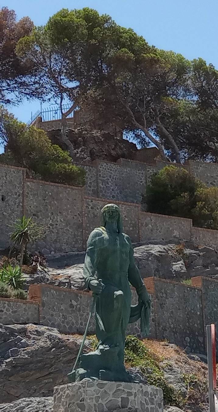 Et bilde som inneholder utend�rs, statue, himmel, tre

Automatisk generert beskrivelse