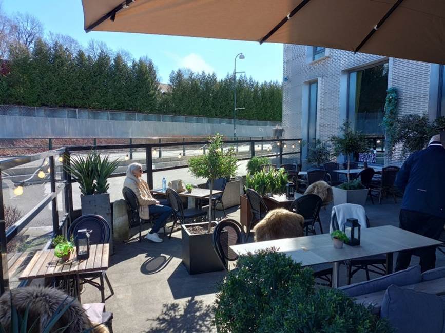 Et bilde som inneholder utend�rs, bord, i skyggen, himmel

Automatisk generert beskrivelse