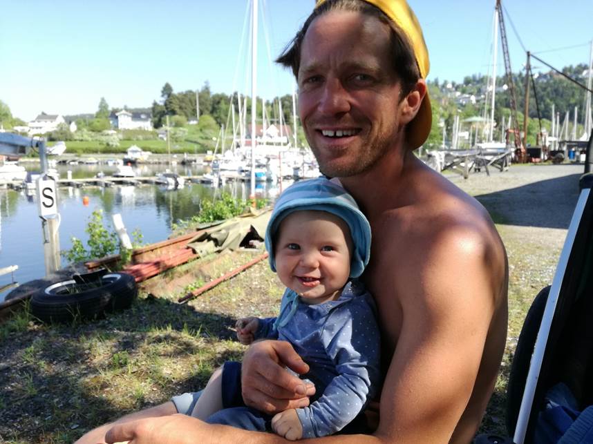 Et bilde som inneholder person, utend�rs, Menneskeansikt, sm�rolling

Automatisk generert beskrivelse