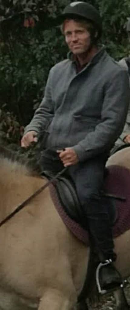 Et bilde som inneholder person, utend�rs, tre, Ridekunst

Automatisk generert beskrivelse