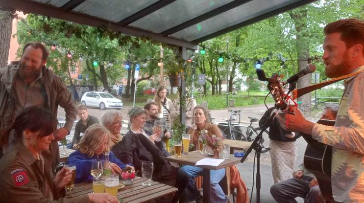 Et bilde som inneholder person, kl�r, musikkinstrument, musikk

Automatisk generert beskrivelse