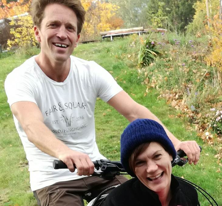 Et bilde som inneholder person, utend�rs, kl�r, gress

Automatisk generert beskrivelse