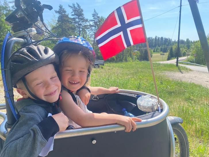 Et bilde som inneholder utend�rs, Menneskeansikt, person, himmel

Automatisk generert beskrivelse