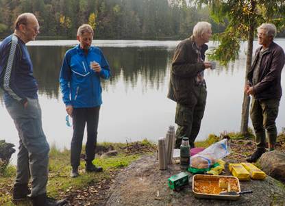 Et bilde som inneholder person, kl�r, utend�rs, sko

Automatisk generert beskrivelse