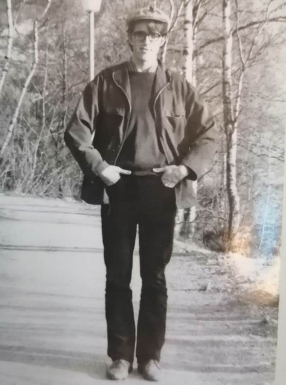 Et bilde som inneholder utend�rs, tre, person, st�ende

Automatisk generert beskrivelse