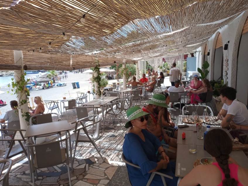 Et bilde som inneholder kl�r, m�bler, person, mann

Automatisk generert beskrivelse