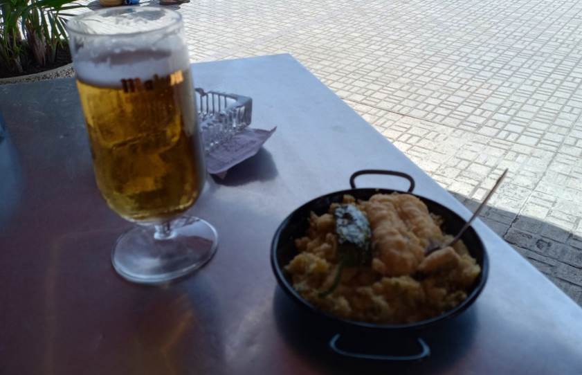 Et bilde som inneholder mat, utend�rs, bord, dekket�y

Automatisk generert beskrivelse