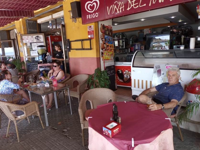 Et bilde som inneholder m�bler, tekst, utend�rs, konstruksjon

Automatisk generert beskrivelse