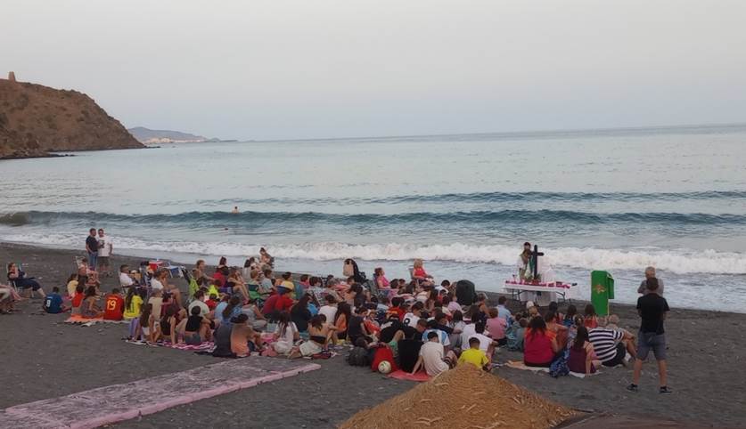 Et bilde som inneholder utend�rs, himmel, folk, strand

Automatisk generert beskrivelse