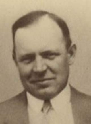 Et bilde som inneholder vegg, slips, mann, person

Automatisk generert beskrivelse