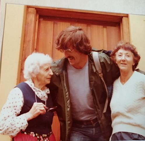 Et bilde som inneholder tekst, hund, person, pattedyr

Automatisk generert beskrivelse