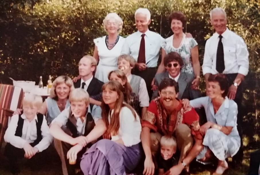 Et bilde som inneholder person, utend�rs, poserer, gruppe

Automatisk generert beskrivelse