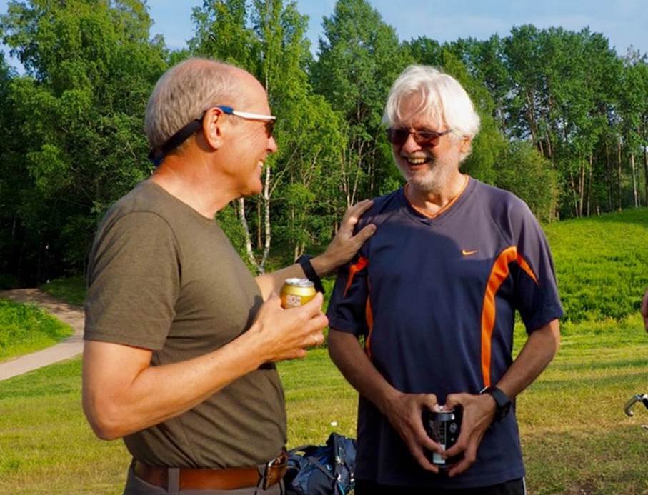 Et bilde som inneholder person, utend�rs, gress, kl�r

Automatisk generert beskrivelse