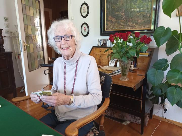 Et bilde som inneholder person, kl�r, innend�rs, m�bler

Automatisk generert beskrivelse