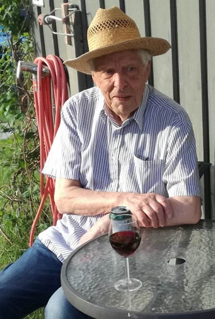 Et bilde som inneholder person, kl�r, Solhatt, utend�rs

Automatisk generert beskrivelse