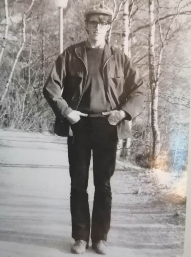 Et bilde som inneholder utend�rs, tre, person, st�ende

Automatisk generert beskrivelse