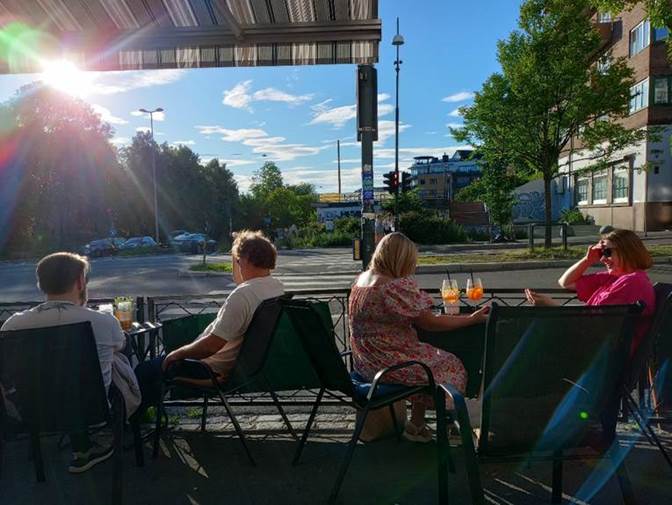 Et bilde som inneholder utend�rs, kl�r, himmel, person

Automatisk generert beskrivelse