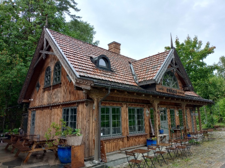 Et bilde som inneholder utend�rs, himmel, konstruksjon, plante

Automatisk generert beskrivelse