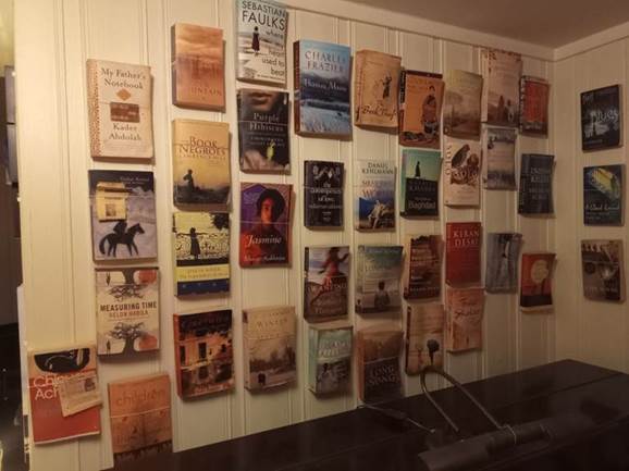 Et bilde som inneholder galleri, innend�rs, samling, vegg

Automatisk generert beskrivelse