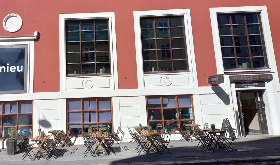 Et bilde som inneholder utend�rs, vindu, Landkj�ret�y, himmel

Automatisk generert beskrivelse