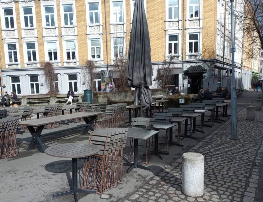 Et bilde som inneholder utend�rs, konstruksjon, bord, m�bler

Automatisk generert beskrivelse