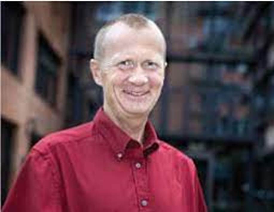 Et bilde som inneholder tekst, person, r�d

Automatisk generert beskrivelse