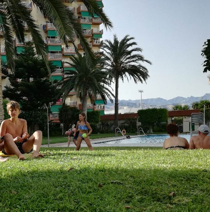 Et bilde som inneholder utend�rs, gress, himmel, tre

Automatisk generert beskrivelse