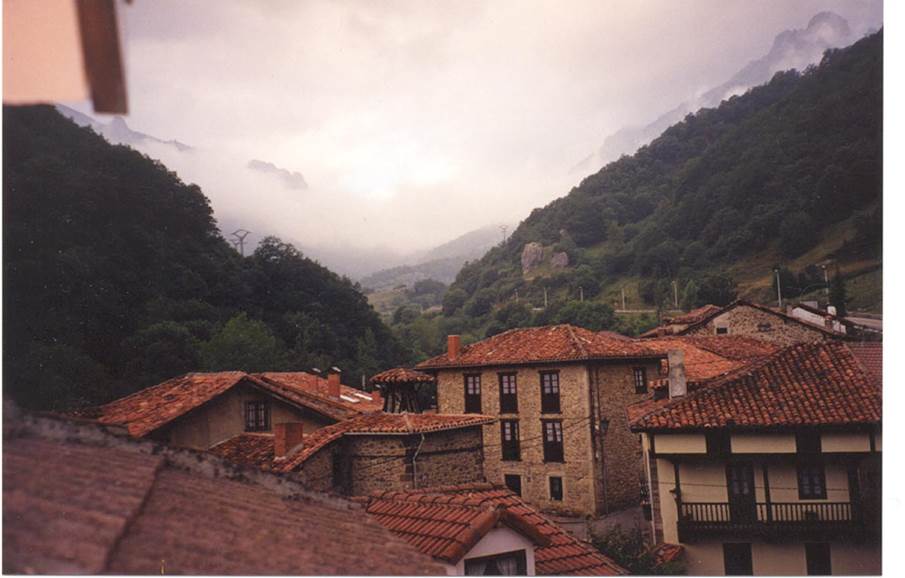 Et bilde som inneholder sky, utend�rs, himmel, fjell

Automatisk generert beskrivelse