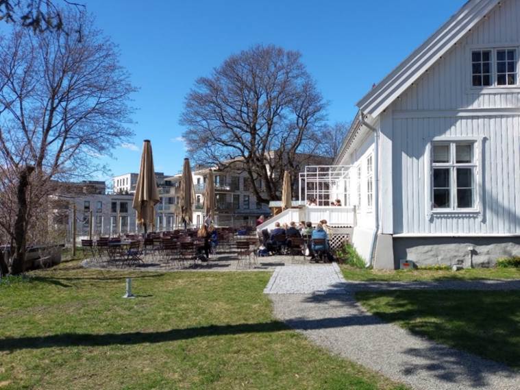 Et bilde som inneholder utend�rs, gress, himmel, vindu

Automatisk generert beskrivelse